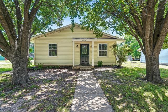506 E 15th St in Bonham, TX - Building Photo