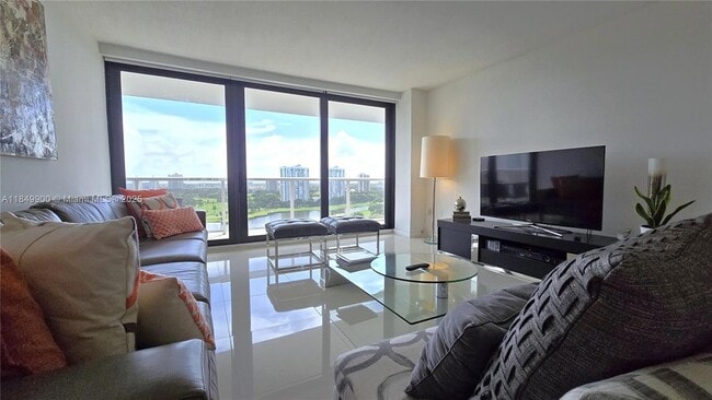 3731 N Country Club Dr, Unit 1825 in Aventura, FL - Building Photo - Building Photo