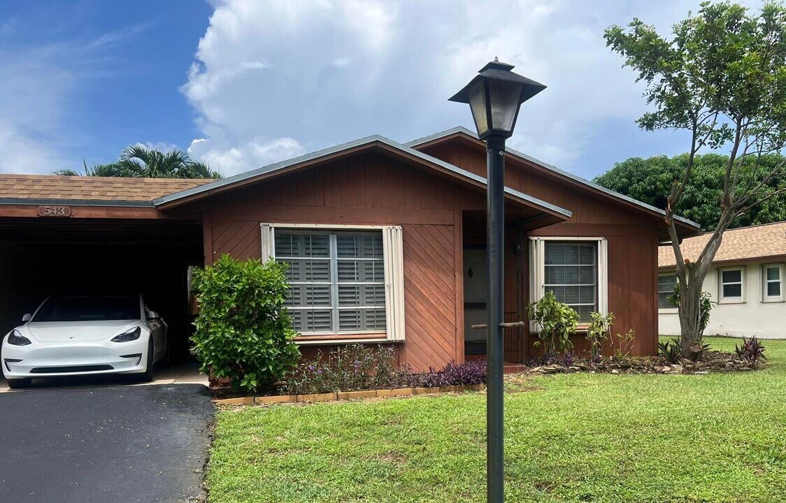 543 SE 27th Way in Boynton Beach, FL - Building Photo