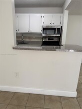 7100 NW 179th St in Hialeah, FL - Foto de edificio - Building Photo