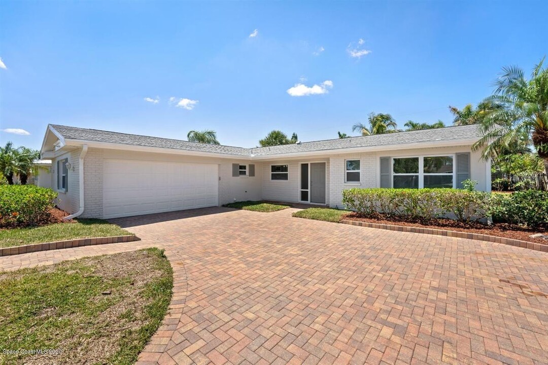 310 Hamlin Ave in Satellite Beach, FL - Building Photo