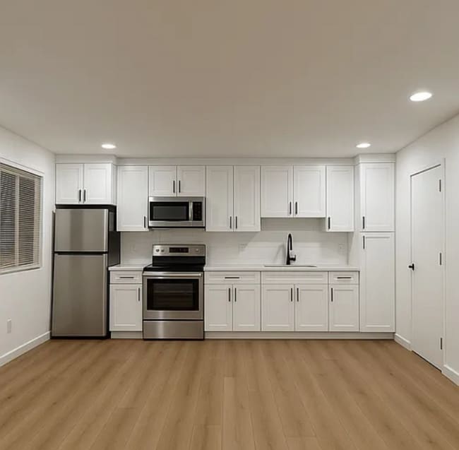 331 W Windsor Rd