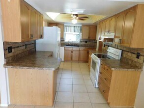 902 Plum Tree Ln in Sarasota, FL - Building Photo - Building Photo