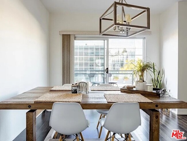 14245 Dickens St in Los Angeles, CA - Building Photo - Building Photo