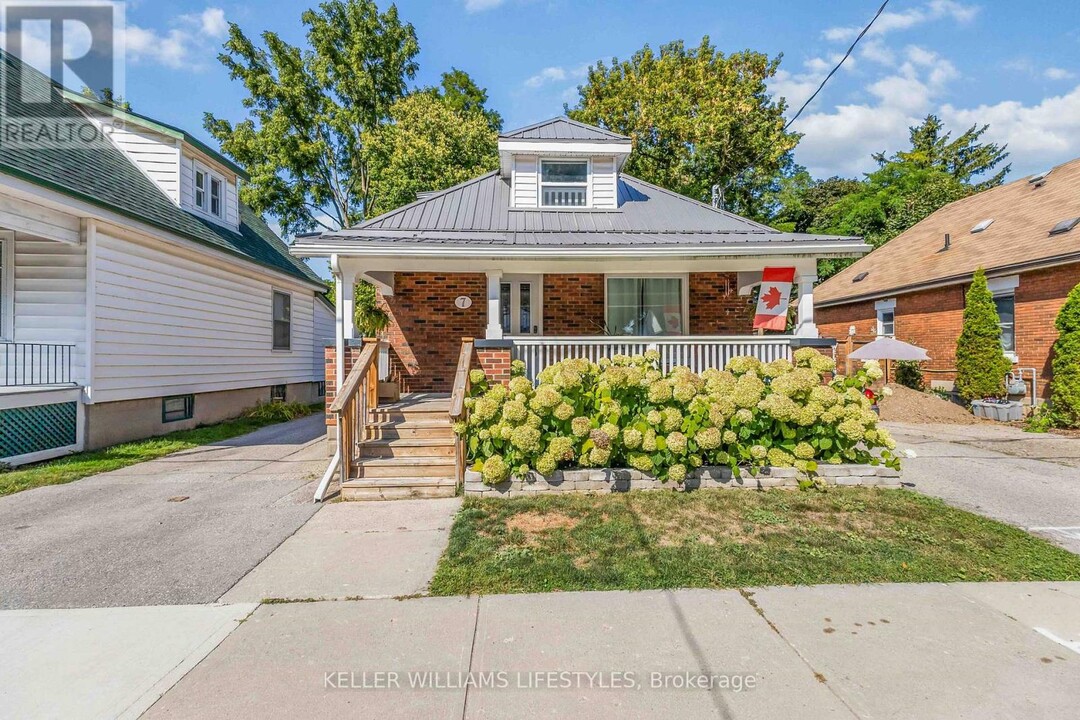 7 Cummings Ave in London, ON - Building Photo