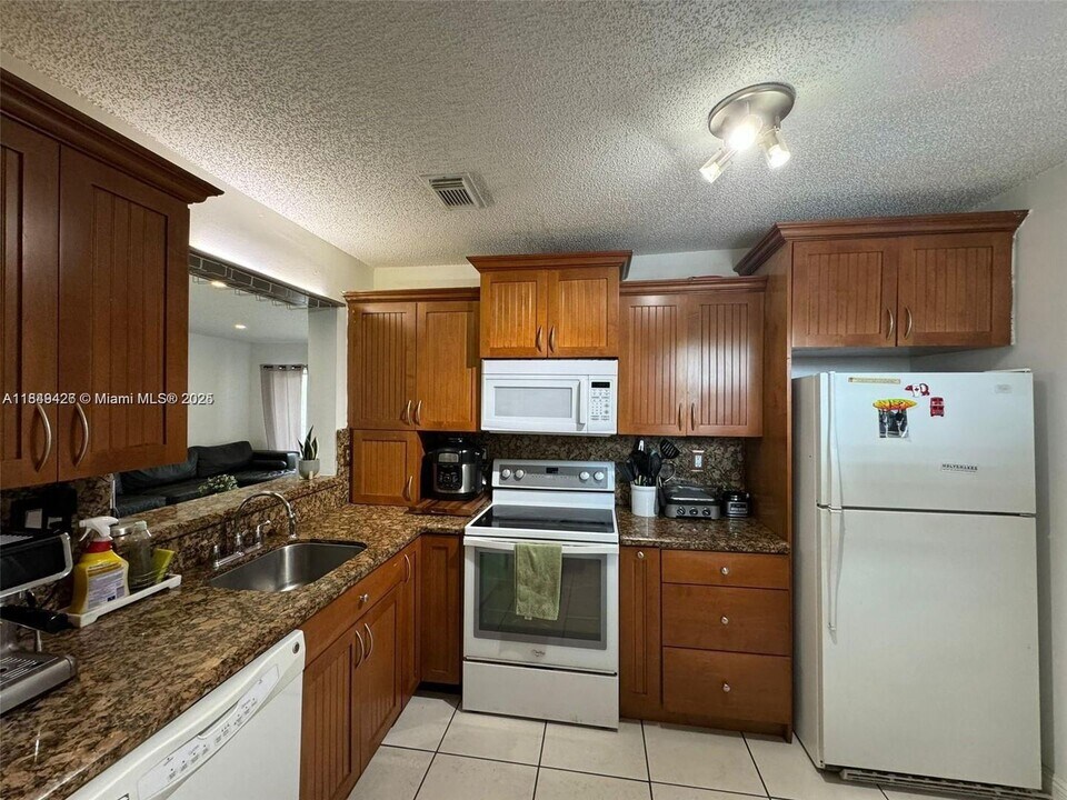 4768 NW 114th Ave in Doral, FL - Building Photo