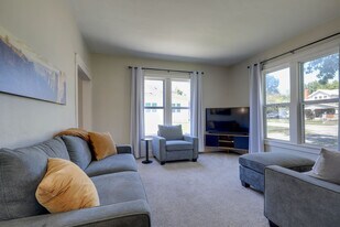 408 NE Douglas St in Lee's Summit, MO - Building Photo