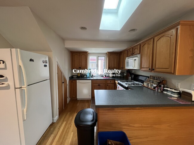 24 Burnham St, Unit 3T in Somerville, MA - Building Photo - Building Photo