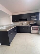 8245 NW 6th Ter, Unit 202 in Miami, FL - Foto de edificio - Building Photo