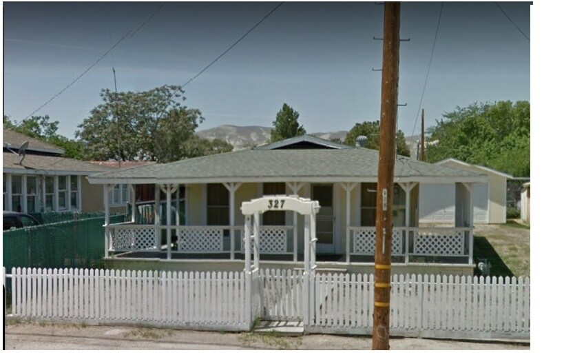 327 Adeline St, Unit 2 in Maricopa, CA - Building Photo