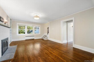 4 Sage Terrace in Scarsdale, NY - Foto de edificio - Building Photo