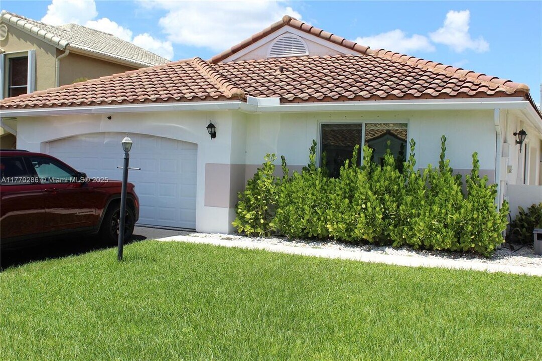 6131 Manchester Ln in Davie, FL - Building Photo