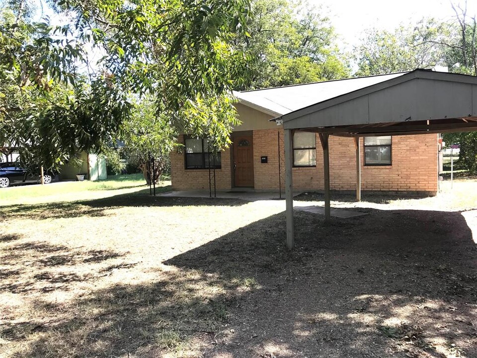 1801 Pecan St in Bastrop, TX - Building Photo