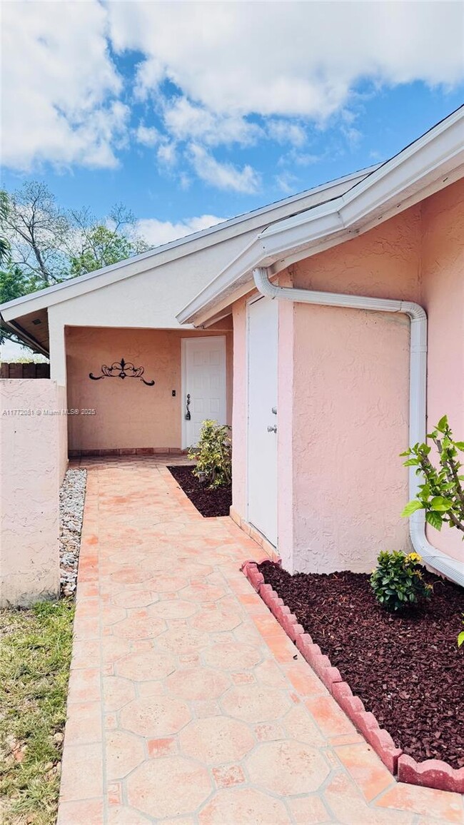 14814 SW 108th Terrace in Miami, FL - Foto de edificio - Building Photo