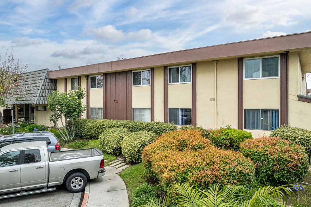 Clair Del in Long Beach, CA - Building Photo