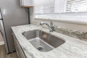 1424 E Ocean View Ave in Norfolk, VA - Building Photo - Building Photo