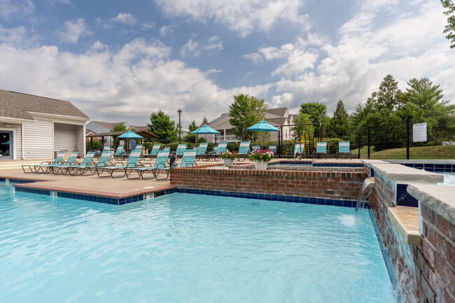 Charter Creek Apartments in Ashland, VA - Foto de edificio - Building Photo