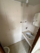 110 4th St in Natalia, TX - Foto de edificio - Building Photo