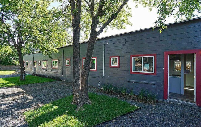 5021 Polk St in Houston, TX - Building Photo - Building Photo