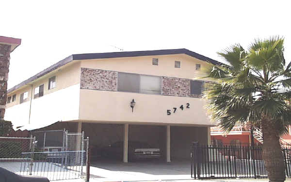 5742 Virginia Ave in Los Angeles, CA - Foto de edificio