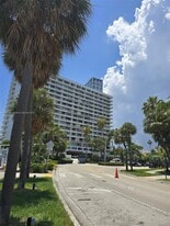 200 SE 15th Rd in Miami, FL - Building Photo