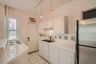 1376 N Pearl St, Unit 212 in Denver, CO - Building Photo - Building Photo