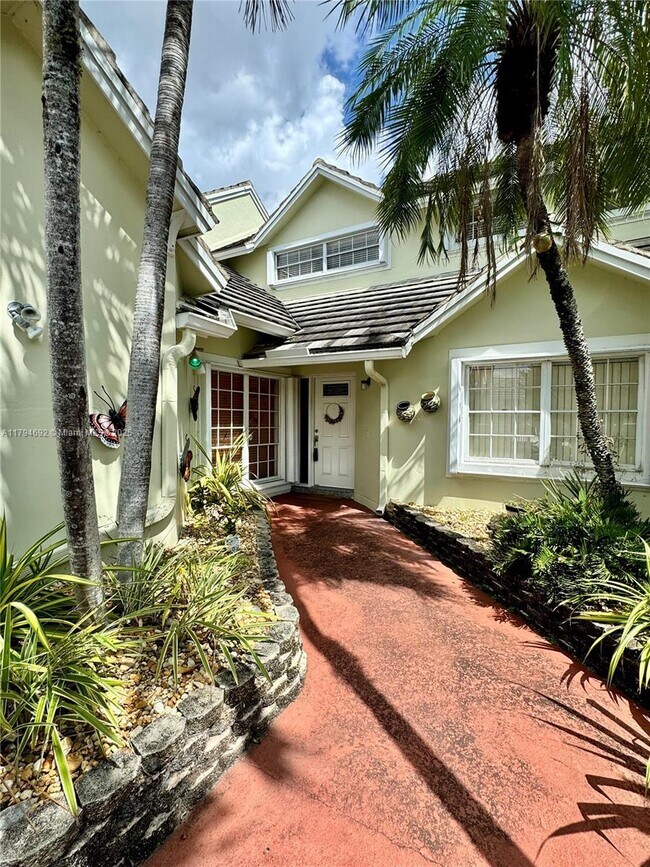 4745 NW 98 Pl in Doral, FL - Building Photo - Building Photo