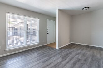 Tuscany Square Apartments in Arlington, TX - Foto de edificio - Building Photo