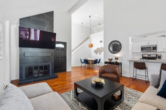 526 Via De La Valle in Solana Beach, CA - Foto de edificio - Building Photo