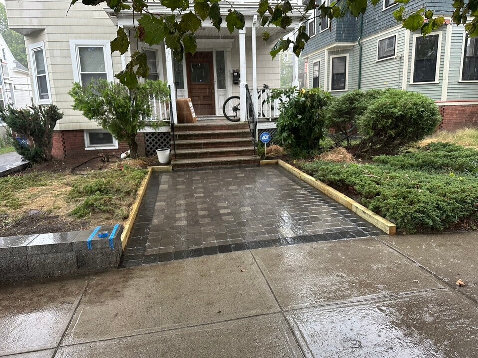 156 Powder House Blvd, Unit First floor in Somerville, MA - Building Photo