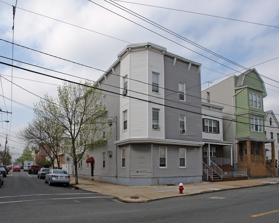 127 Avenue E in Bayonne, NJ - Building Photo