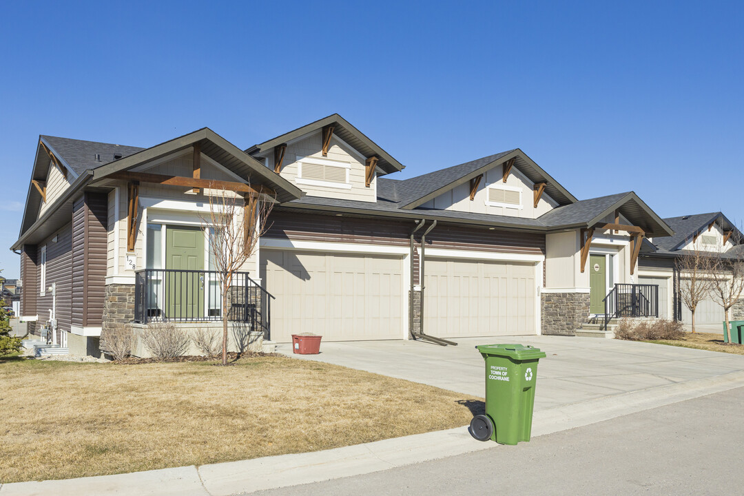 61 Fireside Cir in Cochrane, AB - Building Photo