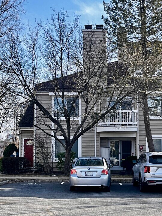 46 Chatham Sq, Unit 46 Chatham Sq. in Parlin, NJ - Building Photo