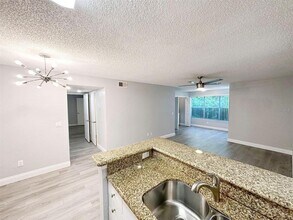 5124 Conroy Rd in Orlando, FL - Foto de edificio - Building Photo