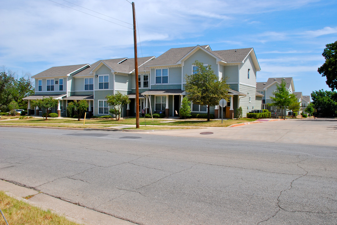 Pavilions at Samuels Apartments in Fort Worth, TX - Building Photo