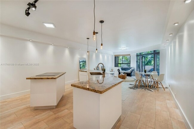 181 Crandon Blvd, Unit 104 in Key Biscayne, FL - Foto de edificio - Building Photo