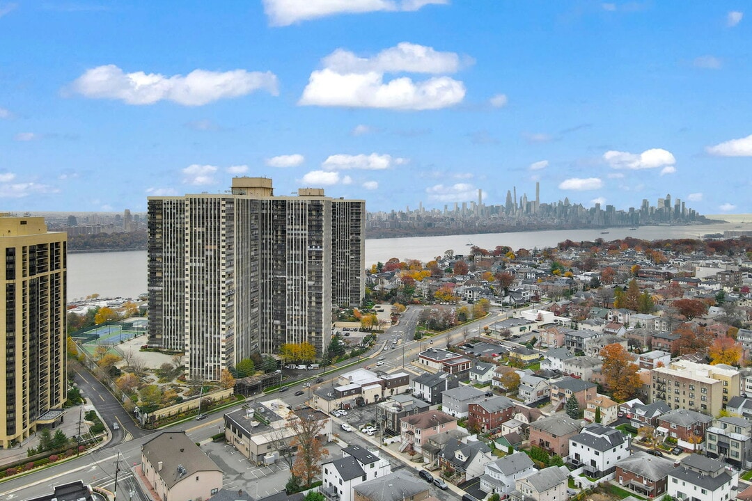 300 Winston Dr, Unit 8th Flr in Cliffside Park, NJ - Building Photo