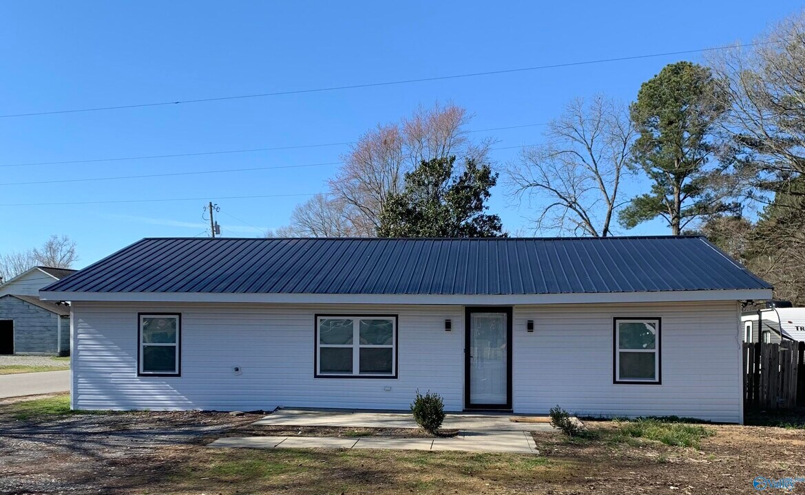 1401 Sparkman St NW in Hartselle, AL - Foto de edificio