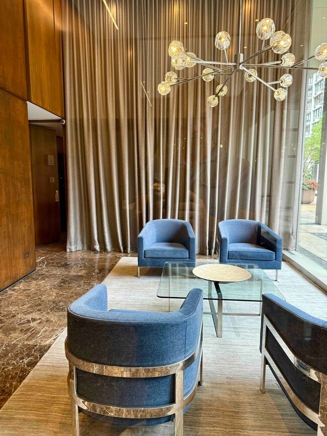 1 E Schiller St in Chicago, IL - Building Photo - Building Photo