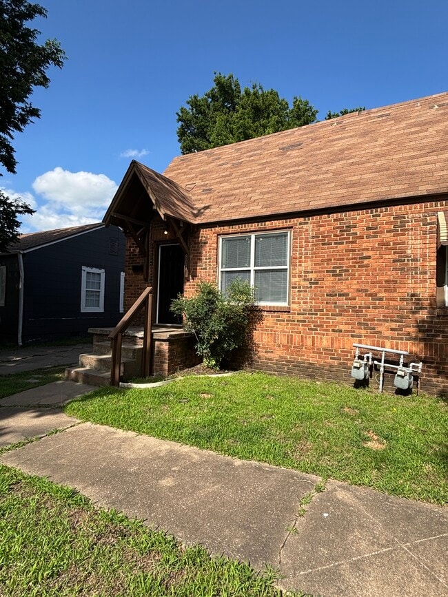 property at 807 N Columbia Pl