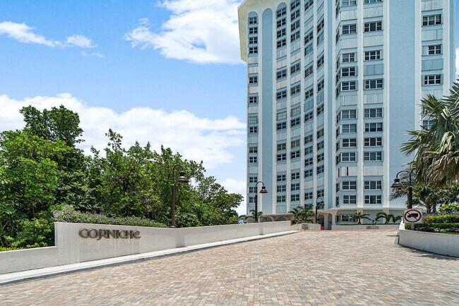 5200 N Ocean Dr in Riviera Beach, FL - Foto de edificio - Building Photo