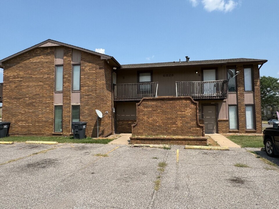 6828 W Par Ln-Unit -4 in Wichita, KS - Building Photo