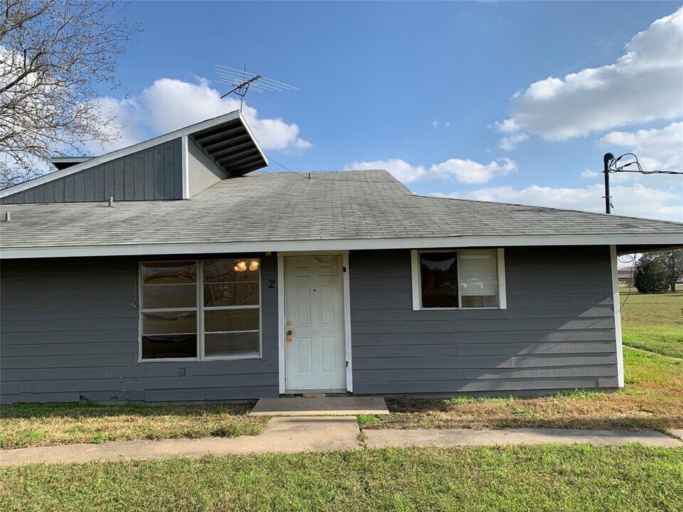 500 Austin Rd-Unit -2 in Eagle Lake, TX - Building Photo