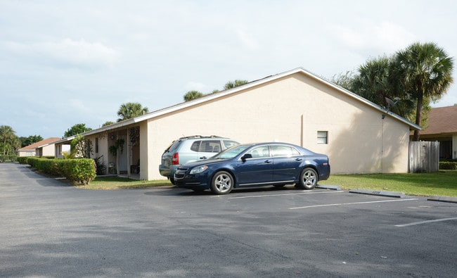 Roan Gardens in West Palm Beach, FL - Foto de edificio - Building Photo