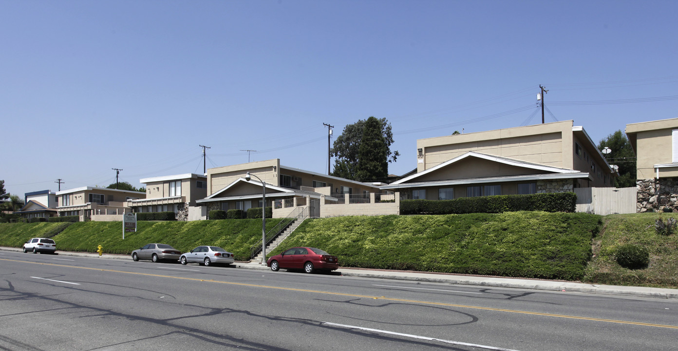 Malvern Hills Apartments in Fullerton, CA - Building Photo