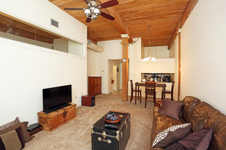 Peach Alley Court in Elizabethtown, PA - Building Photo - Interior Photo