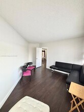 801 Brickell Bay Dr in Miami, FL - Building Photo - Building Photo