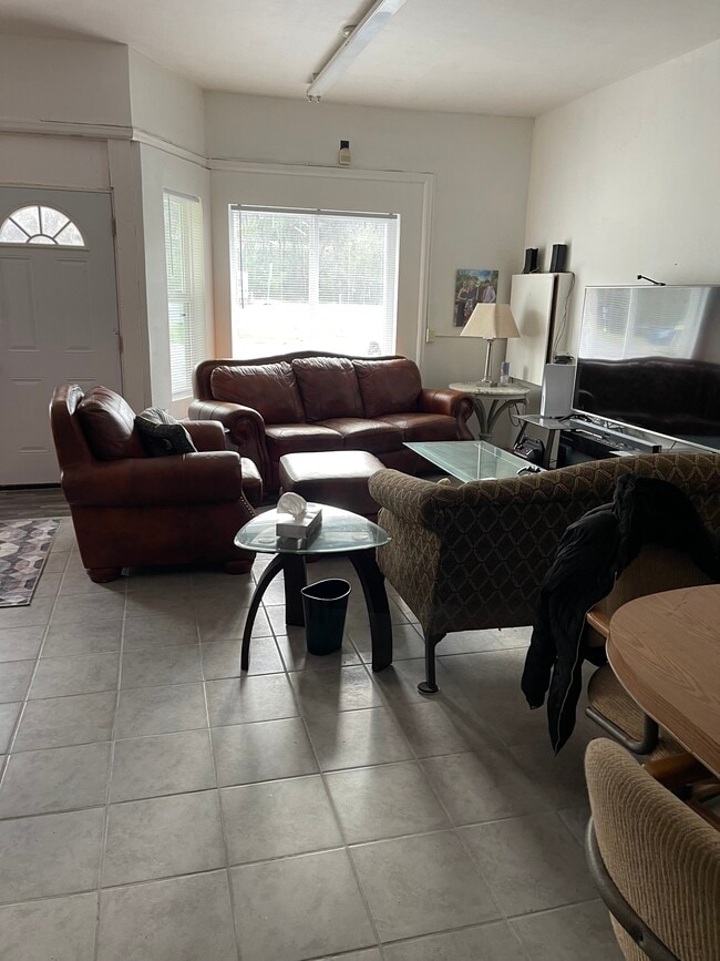 1583 Philippi Pike, Unit downstairs