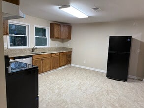 18 Bay St NE in Fairburn, GA - Foto de edificio - Building Photo