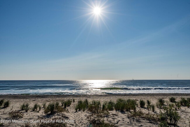 1525 Ocean Ave N in Mantoloking, NJ - Foto de edificio - Building Photo